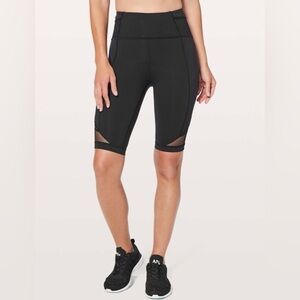 Lululemon Forget The Sweat Short
Black size 8 10”
Inseam EUC